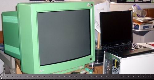 Der Monitor neben einem 12" Notebook