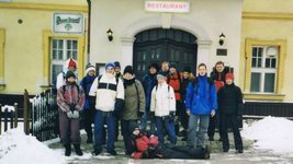 Die ganze Truppe vor unserem 'first class hohel', Hannes vorn quer im Schnee